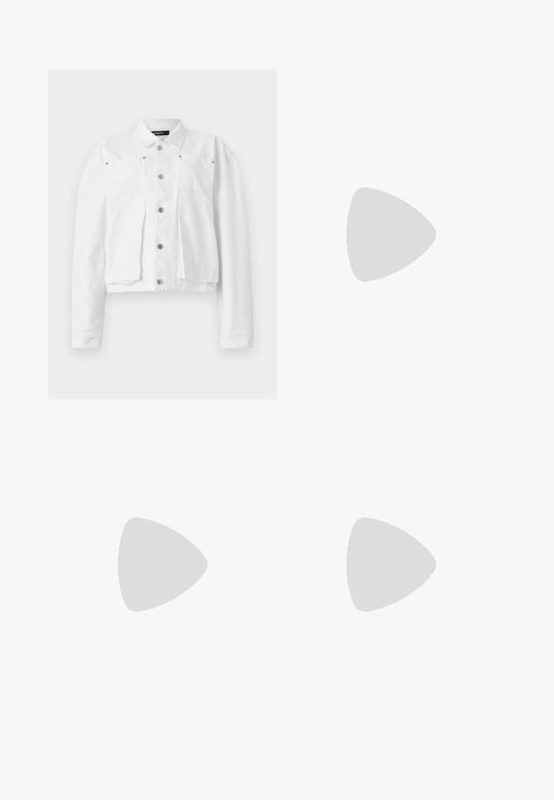 Bílá kratší bunda vyrobená z bavlny, s knoflíkovým zapínáním, dvěma náprsními kapsami a stříbrnými kovovými detaily. Hladký povrch.; Růžový svetr s odhalenými rameny, dlouhými balónovými rukávy a přiléhavým pasem. Hladký povrch s žebrovanými manžetami. Bez vzorů nebo kování.; Bílé kalhoty s širokými nohavicemi vyrobené z měkké tkaniny. Mají elastický pas se stahovací šňůrkou a hladkou strukturu. Žádné viditelné vzory ani kovové prvky.; Béžové semišové klouzavé dřeváky s korkovou stélkou, zaoblenou špičkou a jednoduchým páskem s kovovou sponou v zlatém tónu. Gumová podrážka pro lepší přilnavost.