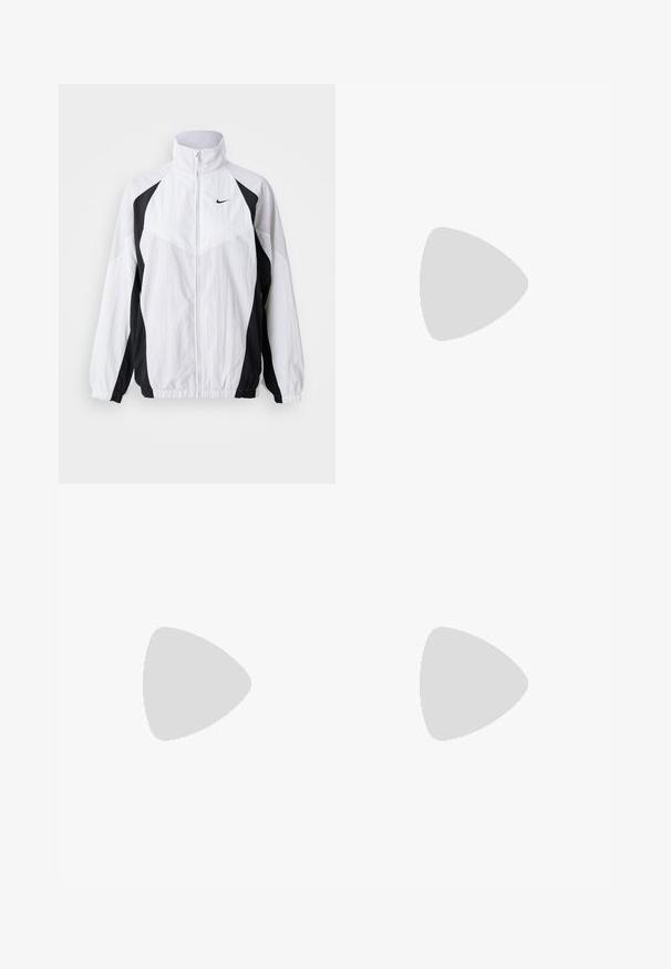 Nike vetrovka v beli in črni barvi. Ima visok ovratnik, zadrgo, dolge rokave in kontrastno ploščo z teksturiranim materialom.; Roza kapucar s puloverjem, narejen iz mehkega blaga, s sprednjim žepom, vrvicami pri vratu in majhnim logotipom na prsih.; Temna denim krila z visokim pasom, ravnega kroja, sprednjimi žepi in šivanimi šivi. Ima zadrgo in gumb za zapiranje na pasu.; Bela športna obutev z teksturiranim zgornjim delom, nastavljivim Velcro trakom, zaobljenim prstom in masivnim podplatom z izrazitim profilom.; Sončna očala z elegantnim srebrnim kovinskim okvirjem, sivi zasenčeni leči in aerodinamičnim oblikovanjem, ki vključuje ostri robovi in tanke ročke.; Črna prešita torba z veliko odprtino, ukrivljenimi oblikami na površini in oznako z rumenim in belim besedilom spredaj.