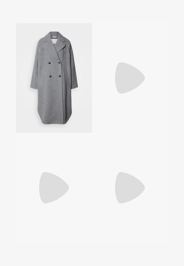 Marc O'Polo RAGLAN SLEEVE - Klassisk frakke - medium stone melange; Sort off-shoulder kjole med lange, gennemsigtige meshærmer, rynkede sider, glat stof og en tætsiddende silhuet.; Sort lakeret ankelstøvle med spids tå og en midt-højde blokhæl. Glat tekstur og minimalistisk design.; Sort håndtaske med struktureret form, glat overflade og metalspænde. Sammen med brede sorte bukser og sandaler med åben tå på trægulv.; Guldtonede øreringe sæt med tre par: teksturerede ovale studs, bølgende designs studs og store hoop øreringe med lagdelte rifler.
