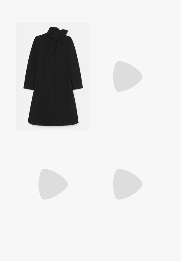Emporio Armani CAPPOTTO - Klasický kabát - black; Biely bavlnený tričko s krátkymi rukávmi, okrúhlym výstrihom, voľným strihom a prešitým lemom. Štítok viditeľný na vnútornom krku.; Námornícky modré nohavice vyrobené z hladkej látky, s rovnými nohavicami, prednými záhybmi a bočnými vreckami pre upravený vzhľad.; Béžové sandále na vysokom podpätku s minimalistickým dizajnom, zdobené dvoma kruhovými akcentmi a masívnym podpätkom. Vyrobené z hladkej kože.