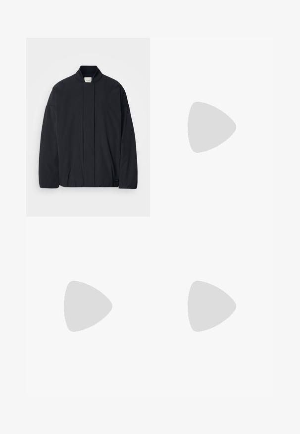 Giacca nera a maniche lunghe con colletto a coste, chiusura frontale nascosta e un'etichetta del marchio discreta sul fondo, posata su uno sfondo bianco.; T-shirt in cotone nero con collo rotondo classico, maniche corte e un piccolo logo bianco ricamato "ck" sul petto.; Jeans neri a gamba larga in denim, con vita alta, styling a cinque tasche e chiusura con bottone metallico e cuciture a contrasto.; Mocassini in pelle nera con punta arrotondata, suola spessa e testurizzata, e minime cuciture. Design elegante senza lacci o parti metalliche visibili.