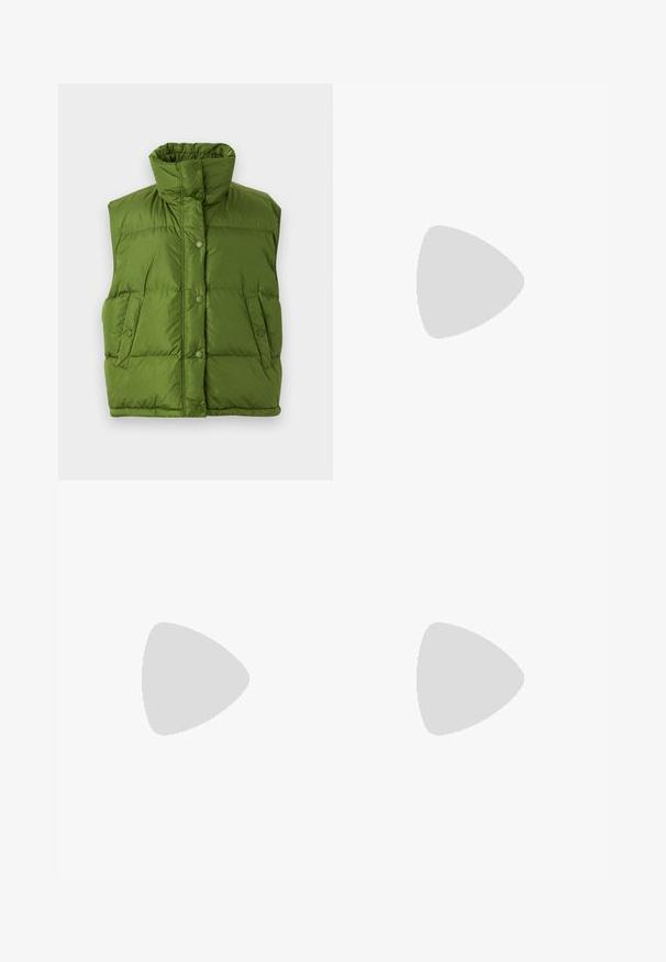 WEEKEND MaxMara BAIARDO - Sulejope - verde; Valge puuvillane t-särk lühikeste varrukatega, ümar kaelus ja vabalt langev lõige. Sile tekstuur, millel ei ole nähtavaid mustreid ega aktsente.; Kootud valge midi seelik, millel on tekstuurine muster vertikaalsete joonte ja lõike-detailidega hemmi lähedal. Elastne vöökoht. Pehme materjal.; Musthave mustika tantsutossud mustast nahast, ümmarguse varbaga, siledast tekstuurist, minimaalse õmblusdetailiga ja paindliku tallakujundusega.; Pruunist nahast käekott, millel on klapiga sulgur, kuldne riistvara, õlarihm ja sile tekstuur. Kompaktne ristkülikukujuline vorm.
