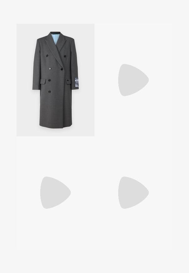 Cappotto grigio doppiopetto realizzato in tessuto testurizzato, con bottoni neri, rever a indirizzo e una fodera interna blu con una toppa sulla manica.; Felpa beige a maniche lunghe con colletto tondo, realizzata in materiale morbido, con polsini e orlo a coste, dalla texture liscia e dal design minimalista.; Jeans in denim nero con design a gamba dritta, cinque tasche, chiusura con bottone metallico e dettagli di cucitura sottili. Tessuto liscio e colore solido.; Scarpa nera in pelle con lacci, punta tonda, texture liscia, cuciture minime e tacco in gomma basso. Logo sul tacco.