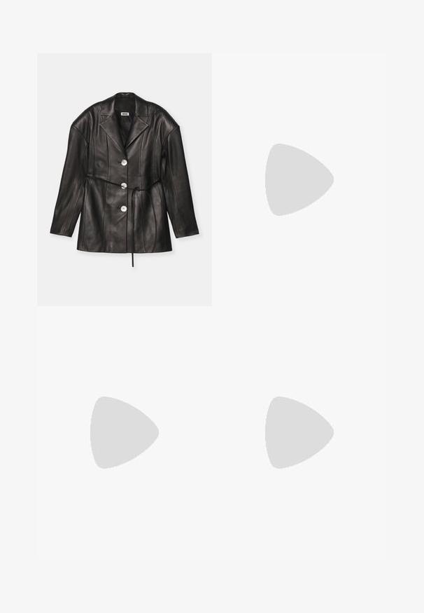 Sort læderjakke med skræddersyet design, der har krave, tre store knapper og bælte i taljen. Glat tekstur med synlige syninger.; Afskåret, langærmet skjorte i lys beige med lodrette striber. Har spidse kraver, knaplukning og tekstureret stof.; Mørkeblå flared jeans i denim med en glat tekstur, fem-lomme design og en knaplukning i taljen.; Hvide sneakers med et sort V-logo, der har en glat læderoverdel, rund tå, snørrelukning og en kontrasterende sort hælflap.; Brun håndtaske med krokodillepræg, med et topgreb og skulderrem. Har et fremtrædende logo på frontklaffen. Blød tekstur.