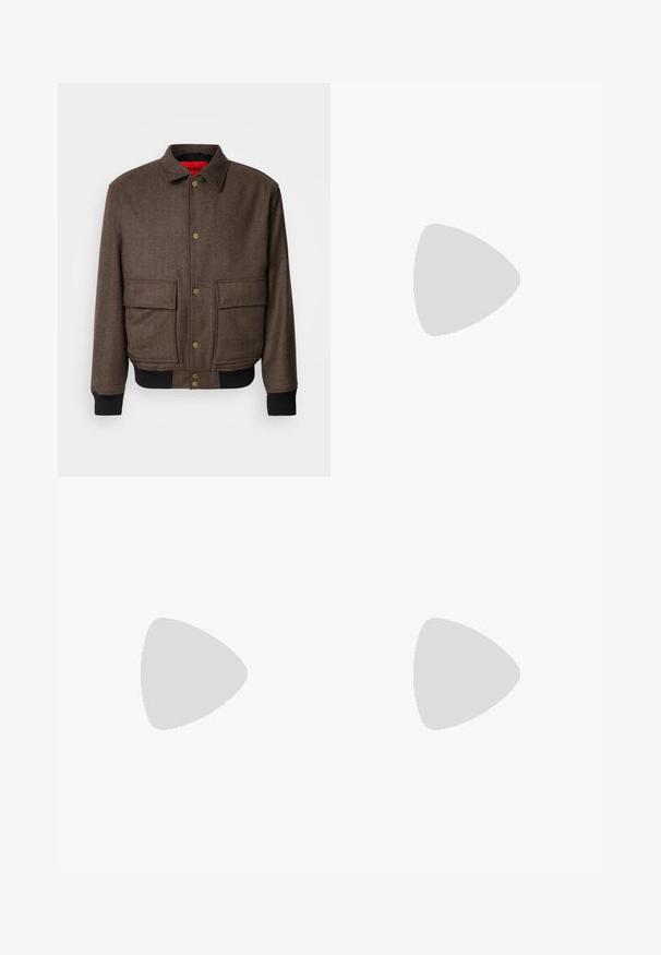 Barna halszálkás zakó gombos záródással, két elülső zsebbel és bordázott mandzsettával. Bordó béléssel a részletgazdagság érdekében.; Fekete pamut póló laza fazonnal, kerek nyakkivágással és rövid ujjakkal. Középen a "Les Deux" fehér szöveglogó található. Minimalista dizájn.; Fekete pamut nadrág laza szabással, klasszikus derékrésszel, elülső hajtásokkal és oldalsó zsebekkel. Simább textúra minta nélkül.; Fekete bőr loaferek vastag, bordázott talppal és díszcsíkkal az upper rész felett, bal oldali profilmódban, fehér háttér előtt.