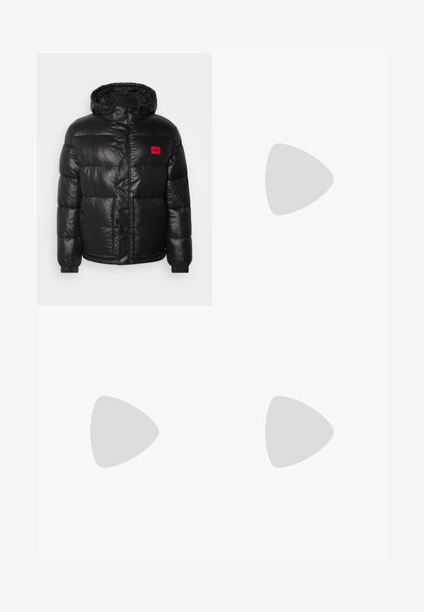 HUGO BARO - Žieminė striukė - black; Juodas aukšto kaklo megztinis, pagamintas iš minkštos medžiagos, su ilgomis rankovėmis ir prigludusia forma. Su raukiniais apačioje ir rankogaliuose. Paprastas dizainas.; Šviesiai pilkos spalvos pritaikytos kelnės iš faktūrinės medžiagos, turinčios vieną užpakalinę kišenę ir tvarkingus siūlus.; Juodas odinis batų modelis su raišteliais, apvaliu nosiu, lygiu paviršiumi, minimaliai siuvinėjimu ir žemu guminėmis pakulne. Ant pakulnės šalia logo.