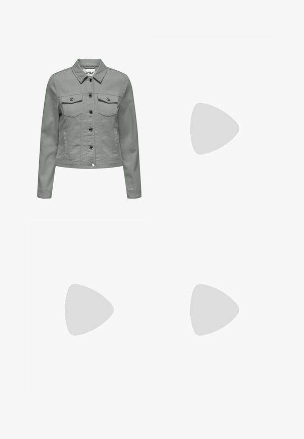 Ljust grön denimjacka med klassisk krage, framknäppning med knappar, två bröstfickor och detaljer i silverfärgad hårdvara.; Vit långärmad polotröja gjord av ett smidigt, stretchigt material. Har en hög krage och åtsittande design, utan synliga mönster eller dekorationer.; Ljusblå vida jeans i denim med hög midja, femficksdesign och subtila blekningar för en använd look.; Vita plattformssneakers gjorda av slät syntetiskt material, med rund tå, snörningsdesign och en texturerad gummisula. Svart hälaccent.