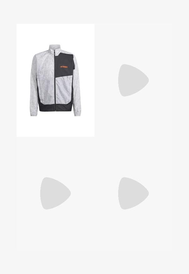 Leichter Windbreaker in Weiß mit grauen Streifen und einem schwarzen Akzentpanel. Mit hohem Kragen und Frontreißverschluss. Logo in Orange.; Schwarzes T-Shirt mit kurzen Ärmeln aus leichtem Stoff, mit einem hellgrauen "TERREX"-Logo auf der Brust und einem Rundhalsausschnitt.; Khaki Outdoor-Hosen mit verstellbarem schwarzen Gürtel, Reißverschlusstaschen, schmal zulaufenden Bündchen und abnehmbaren unteren Beinen für vielseitige Stylingmöglichkeiten.; Schwarzer Sportschuh mit einem Obermaterial aus Mesh, reflektierenden Akzenten, elastischen Schnürsenkeln und einer strukturierten Gummisohle. Verfügt über ein schlankes Design für optimale Leistung.