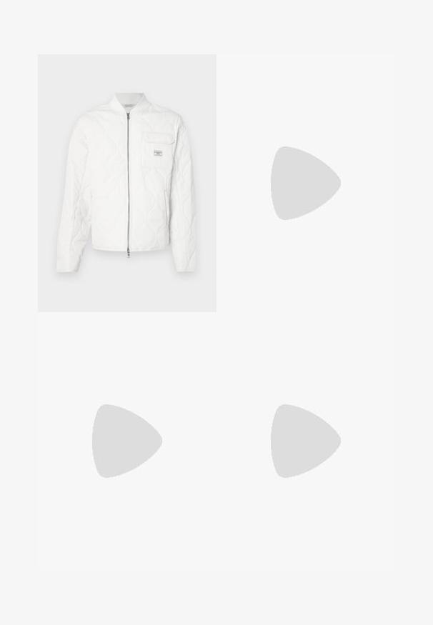 Biała pikowana kurtka z suwakiem z przodu, prążkowanym kołnierzem oraz pojedynczą kieszenią na piersi z naszywką z logo. Gładka faktura i minimalistyczny design.; Biała, bawełniana koszula z długim rękawem, okrągłym dekoltem, bocznymi rozcięciami na dole oraz gładką fakturą, wyeksponowana z tyłu.; Jasnoniebieskie dżinsy o prostym kroju, pięć kieszeni, zapięcie na guzik, minimalne blaknięcia i kontrastowe wykończenia szwów.; Białe sneakersy z gładką skórzaną cholewką i niskim profilem. Posiadają okrągły nos, sześć dziurek na sznurówki oraz teksturowaną gumową podeszwę.