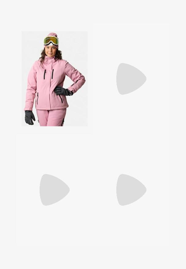 Rosa Skijacke mit schwarzen Reißverschluss-Taschen, kombiniert mit dunklen Handschuhen. Das Modell trägt eine rosa Mütze und Skibrille mit gelbem Farbton.; Schwarzes Langarm-T-Shirt aus Baumwolle mit Rundhalsausschnitt. Verfügt über ein kleines weißes Logo auf der linken Brustseite. Einfaches Design und Passform.; Schwarze Nylon-Zip-Off-Cargohosen mit verstellbaren Bündchen, mehreren Taschen und einem Logo am rechten Bein. Glatte, leichte Textur.; Beige und cremefarbenen Sportschuh mit strukturiertem Mesh-Obermaterial, unterstützenden Überzügen und Gummisohle mit einem Profilmuster für Bodenhaftung.