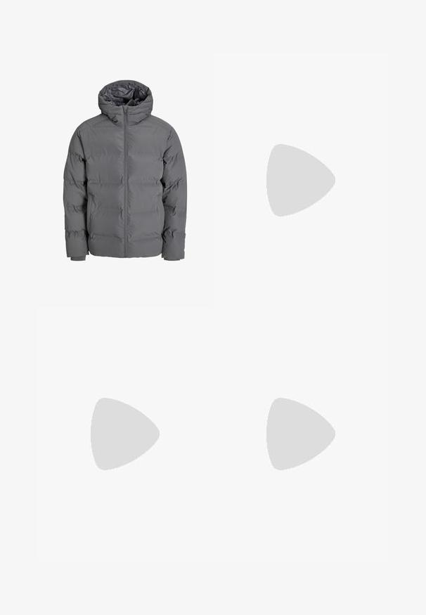 Graue Pufferjacke mit einem Frontreißverschluss und Kapuze. Verfügt über ein gestepptes Design mit einer glatten Außenseite und elastischen Bündchen. Leicht und isoliert.; Schwarzes Baumwoll-T-Shirt mit einem grafischen Druck eines Basketballkorbs auf einem blauen Hintergrund, ergänzt durch roten Text "parkwayCOURTS".; Graue Jeanshose mit einem lässigen, lockeren Schnitt. Verfügt über ein traditionelles Fünf-Taschen-Design und einen Knopfverschluss am Bund.; Leder-Sneaker in Schwarz- und Cremetönen, mit perforierten Akzenten, einem gepolsterten Kragen und einer strukturierten Laufsohle.