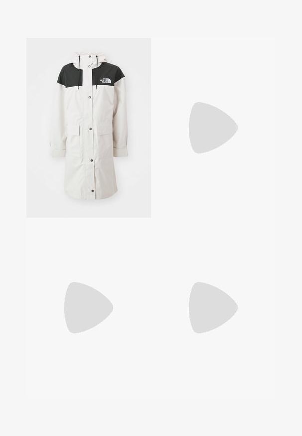Parka imperméable blanche avec une partie supérieure noire, deux poches avant, capuche réglable et détail du logo sur la poitrine.; T-shirt en coton bleu clair à manches courtes, col rond et petit logo jaune brodé sur la poitrine. Texture douce, coupe décontractée.; Pantalons cargo beiges à taille haute, jambes larges et quatre grandes poches latérales. Fabriqués en tissu durable avec une texture lisse et peu de détails.; Baskets avec une tige en cuir crème, des rayures bleu clair et des accents pêche. Présentent une semelle en caoutchouc brun texturé et un design minimaliste.