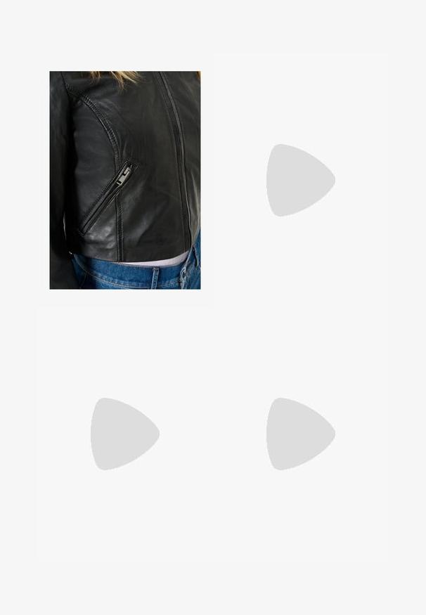 Schwarze Lederjacke mit enger Passform, ausgestattet mit einer diagonalen Reißverschlusstasche und auffälligen Nähten. Darunter sind Jeans aus Denim sichtbar.; Schwarzes Langarm-Oberteil aus weichem Stoff, mit einem drapierten Design, das eine überlappende Front und einen U-Boot-Ausschnitt aufweist. Geschmeidige Textur, cropped Länge.; Helleblaue Denim-Jeans mit weit geschnittenem Design, ausgestattet mit einem Knopf- und Reißverschluss, fünf Taschen und minimalen Nähten.; Brauner Sportschuh mit Mesh- und Synthetik-Obermaterial, mit drei Streifen, detaillierter Steppnaht, dämpfender Sohle und charakteristischem federndem Absatz.; Goldfarbene Drawstring-Handtasche mit einem runden Griff, verziert mit glänzenden runden Pailletten und einem strukturierten Stoff. Abmessungen sind nicht angegeben.