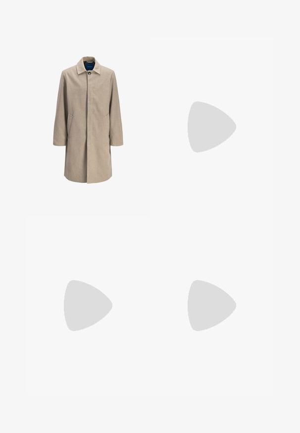 Cappotto in misto lana beige con taglio dritto, chiusura a gancio, colletto a punta, due tasche laterali e design minimalista, privo di motivi.; Maglione dolcevita marrone realizzato in tessuto morbido, con maniche lunghe, polsini a coste e un design aderente senza motivi visibili.; Jeans in denim azzurro chiaro con taglio a gamba dritta, cuciture visibili, design a cinque tasche e chiusura a bottoni in vita.; Stivaletto in camoscio color tan con punta rotonda, dettagli di cucitura discreti e suola in gomma texture. Altezza ridotta senza lacci.