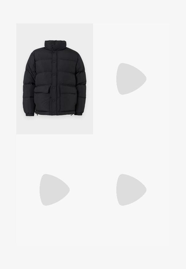 Giacca puffer nera imbottita con collo alto, chiusura anteriore con bottoni a pressione, due tasche anteriori con patta e polsini elasticizzati.; T-shirt in cotone nero con colletto a girocollo. Presenta il logo del marchio scritto a mano in bianco sul lato sinistro del petto. Maniche corte, vestibilità regular.; Pantaloni neri a pieghe con un design dritto e gamba larga. Realizzati in tessuto morbido, con chiusura a bottone e passanti per cintura.; Sneaker bianchi con finitura in pelle testurizzata, punta arrotondata e accentuazione nera sul tallone. Suola in gomma con piccolo motivo di battistrada e dettagli cuciti.