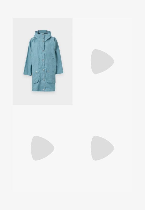 Barbour THE EDIT BY ALEXA - Parka - tayside teal; T-shirt blanc cintré, manches courtes et larges, en coton doux, décolleté rond avec une discrète bordure orange, design minimaliste, sans motifs ni graphiques.; Pantalons en coton blancs avec une coupe droite, dotés d'une taille mi-haute et sans matériel ou motifs visibles. Texture lisse sur l'ensemble.; Sandales beiges à talons carrés avec des fines brides et un bout carré. Matière lisse avec des détails minimaux, conçues pour un port facile.
