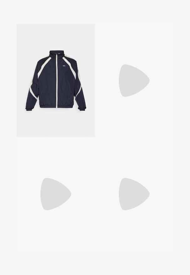 Marineblaue Windbreaker-Jacke mit weißen diagonalen Streifen, hohem Kragen, durchgehendem Reißverschluss, elastischen Bündchen und Saum. Under Armour-Logo auf der Brust.; Schwarzes kurzärmliges Sportshirt aus leichtem Material mit rundem Halsausschnitt und Under Armour-Logo auf der Brust.; Schwarz hoch geschnittene Leggings aus dehnbarem Material, mit nahtlosen Seiten und körpernahem Schnitt für Komfort und Beweglichkeit.; Schwarze Sportschuhe mit einem atmungsaktiven Mesh-Obermaterial, strukturierten Details und einer weißen Gummisohle. Ausgestattet mit flachen Schnürsenkeln und einer Zuglasche an der Ferse.