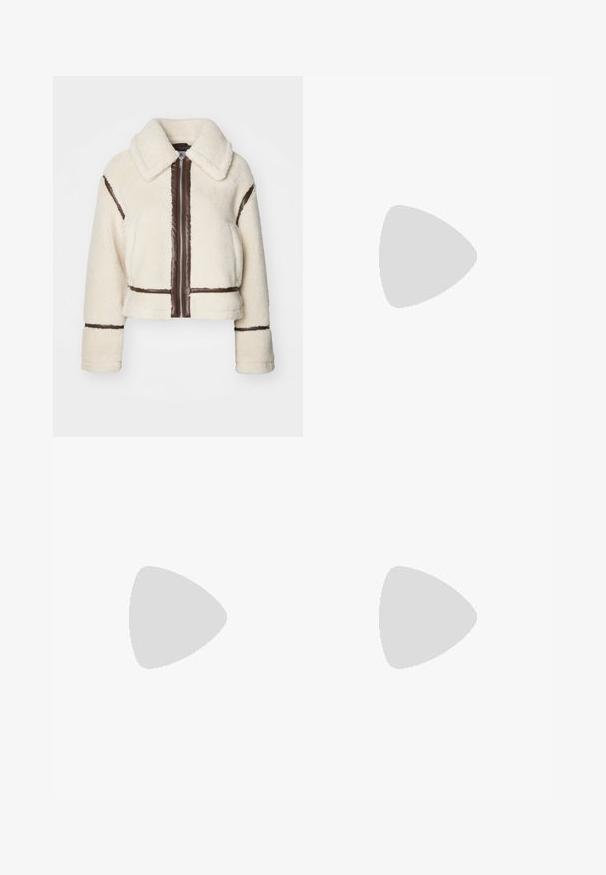 GAP FASHION JACKET - Zimní bunda - birch; Krémový pletený pulovr s zipovým vyšším límcem, ribovým vzorem, dlouhými rukávy a uvolněným cropped střihem. Doplňky zahrnují švové detaily.; Tmavě zelená, bavlněná mini sukně s přiléhavým pasem, páskem a předními sklady. Obsahuje detaily šití a klasický střih.; Černé kožené vysoké boty až ke kolenům s hladkou texturou, kulatou špičkou, robustní podrážkou a zipovým uzávěrem. Na boku je vyražené stříbrné logo.