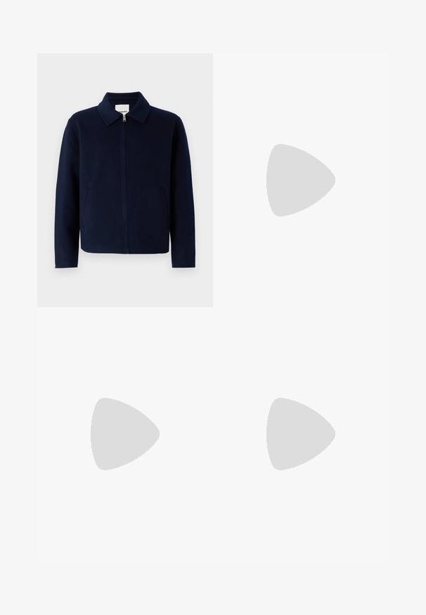 sandro JACKET DOUBLE FACE - Suvejakk - bleu royal; Valge puuvillane t-särk lühikeste varrukatega, ümmarguse kaelusega ja lõdva lõikega. Sile tekstuur, ilma nähtavate mustrite või aktsentideta.; Heledad sinine denimipüks, sirge säärekujundusega, viis taskut ja nööbiga sulgemine. Pehme tekstuur ja klassikaline kulunud viimistlus.; Valge tenniseking, millel on perforeeritud kolmerealine disain, tekstureeritud aktsendid, kummist talla ja külgedel kuldne "CAMPUS" logo.
