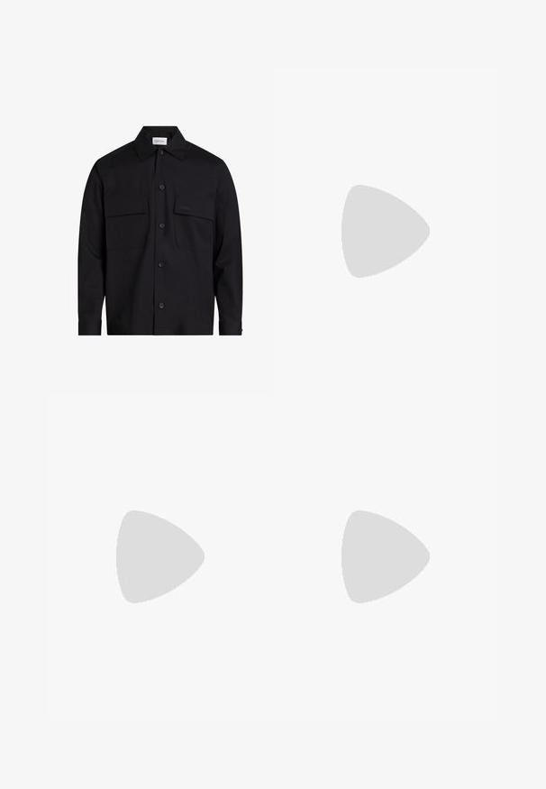 Calvin Klein POPLIN STRETCH INDOOR  - Poletna jakna - ck black; Dve majice s kratkimi rokavi: ena enobarvna črna, druga bela z črnimi navpičnimi črtami. Obe imata gumbaste zapenke in klasičen ovratnik.; Črne denim hlače z ravnim krojem, petimi žepi in sprednjim gumbom. Gladka tekstura z minimalnimi šivi.; Črne usnjene loafers čevlje z zaobljenim nosom, ki imajo šivano zasnovo, nizko platformo in teksturiran, profiliran gumijast podplat.