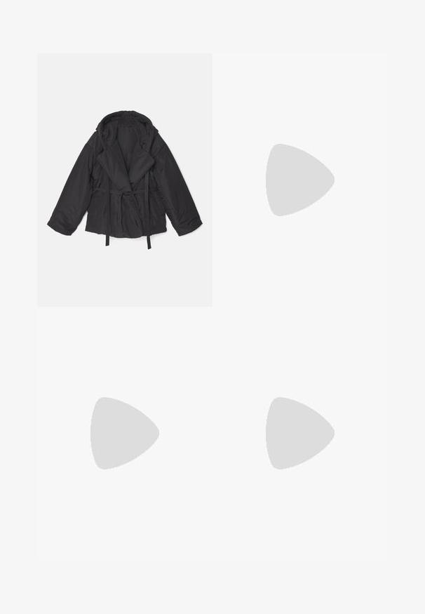 Norma Kamali HOODED SLEEPING BAG COAT SHORT - Vinterjacka - black; Svart kortärmad t-shirt av bomull. Har rund halsringning och korta ärmar. "MICHAEL KORS" broderad i matchande färg framtill.; Svarta vida byxor med hög midja, med veck och en slät textur. Tyget ser lätt ut och hänger elegant.; Svart läderankelboot med rund tå, kraftig gummisula och metalldetaljer. Har snörning framtill och en dragflik baktill.