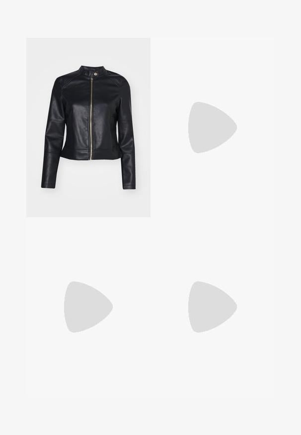 Vero Moda VMDIXIEMARIA SHORT COATED - Giacca in similpelle - black; Top corto nero a maniche corte con una silhouette aderente, caratterizzato da dettagli arricciati ai lati e un tessuto liscio e elasticizzato per il comfort.; Pantaloni neri a gamba dritta, con tasche frontali e spacchi laterali all'orlo. Realizzati in tessuto morbido e liscio. Adatti a diverse occasioni.; Décolleté in vernice nera con punta affusolata e tacco in geometria cubica. Presentano un design elegante e minimalista, con una texture liscia.