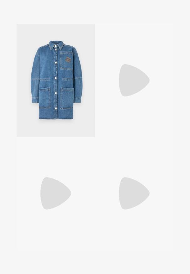 Denim zunanjih oblačil v svetlo modri barvi, z ovratnikom, dolgimi rokavi, gumbki na pritisk ter prsno žepom s kontrastnimi šivi.; Bela bombažna majica s kratkimi rokavi, sproščenega kroja in z V-izrezom, ki ima placket s petimi dekorativnimi gumbi.; Črne kratke hlače do kolen, narejene iz bombaža, s ravnim sprednjim delom, passom za pas in brez vidnih žepov. Gladka tekstura in prilagojen kroj.; Črne usnjene gležnjarje s šiljastim nosom in elegantnim dizajnom. Imajo nizko peto in zadrgo na zadnji strani. Gladka tekstura.