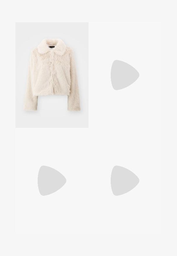 Krótkie futro w kolorze kremowym o miękkiej, teksturowanej powierzchni. Posiada klasyczny kołnierz i długie rękawy, centralne szwy z przodu oraz brak widocznych zapięć.; Czarny bezrękawnik wykonany z gładkiego materiału, z okrągłym dekoltem i dopasowanym fasonem, bez widocznych wzorów czy ozdób.; Czarne spodnie o prostym kroju, z przednimi kieszeniami i bocznymi rozcięciami na dole. Wykonane z miękkiego, gładkiego materiału. Odpowiednie na różne okazje.; Sandały na obcasie z kwadratowym noskiem, wykonane z gładkiego, błyszczącego materiału w kolorze brązowym. Charakteryzują się zaokrąglonym wycięciem i smukłym obcasem typu stiletto. Detal w postaci srebrnej klamry.