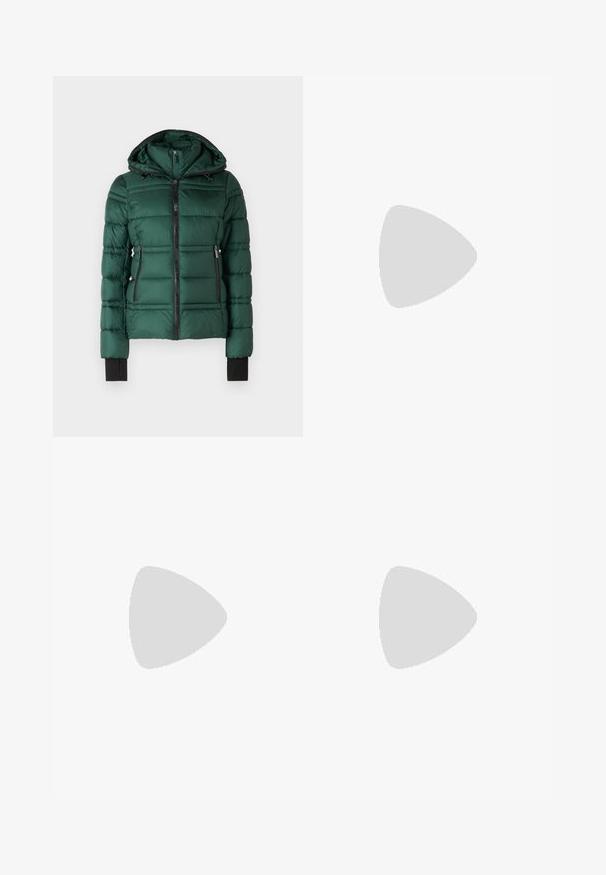 MICHAEL Michael Kors PACKABLE WITH BIB - Giacca invernale - dark emerald; T-shirt bianca a maniche corte realizzata in tessuto a costine. Collo rotondo, vestibilità regolare e dettagli di cucitura sottili. Senza motivi o grafiche.; Jeans in denim azzurro chiaro con un design a gamba dritta, sfumature sottili e vita media. Presenta cinque tasche e passanti per cintura.; Pantofole da balletto nere in pelle con punta arrotondata, texture liscia, dettagli di cucitura minimi e design con suola flessibile.