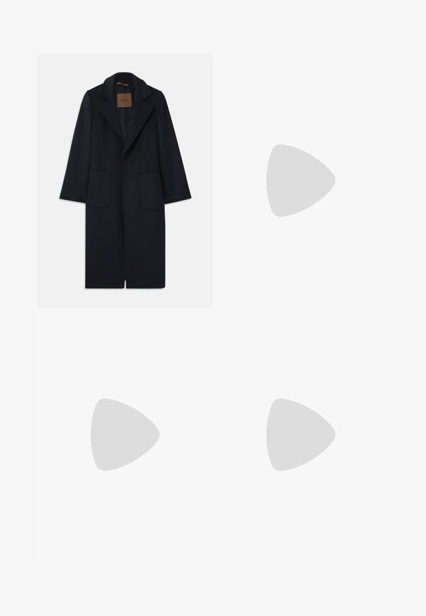 Námořnický vlněný kabát s přiléhavým siluetou, klopovými límci, dvěma předními kapsami a rovný střih. Hladká textura a minimalistické detaily.; Černý pletený svetr s dlouhými rukávy, kulatým výstřihem a malým bílým srdíčkem na hrudi. Měkká textura a žebrované manžety a spodní lem.; Tmavě modré kalhoty s pruhy, vysokým pasem, širokým nohavicemi a bez viditelného kování nebo ozdob. Hladká textura a přesně padnoucí střih.; Paul Smith TOPANGA - Klasické baleríny  - black