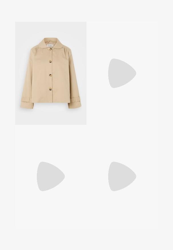 Giacca in cotone beige con colletto arrotondato, chiusura frontale con bottoni e due tasche laterali. Presenta dettagli arricciati su spalle e polsini.; T-shirt bianco a maniche corte realizzato in cotone. Presenta un collo tondo e una vestibilità rilassata. Texture liscia senza motivi o dettagli visibili.; Jeans in denim blu a gamba dritta, con un lavaggio sbiadito, cinque tasche e una chiusura a bottone classica. Materiale in cotone con cuciture ben visibili.; Ballerine slingback rosa pallido con punta affusolata, realizzate in un materiale simile alla pelle liscio. Presentano dettagli a taglio sui lati e un tacco piatto.