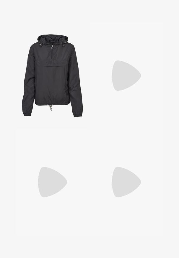 Svart vindjacka med halvlång dragkedja fram, justerbar huva, ficka fram, elastiska manschetter och en justerbar dragsko i nederkant.; Nike Sportswear T-shirt - bas - black/sail; Svarta sweatpants med dragsko i midjan, ficka med blixtlås på sidan och avsmalnande muddar. Tillverkade av mjukt, texturerat tyg.; Nike-sneakers med en vit ovandel och svarta accenter, texturerade överlägg och en strömlinjeformad design. Svarta snören och synlig branding fulländar looken.