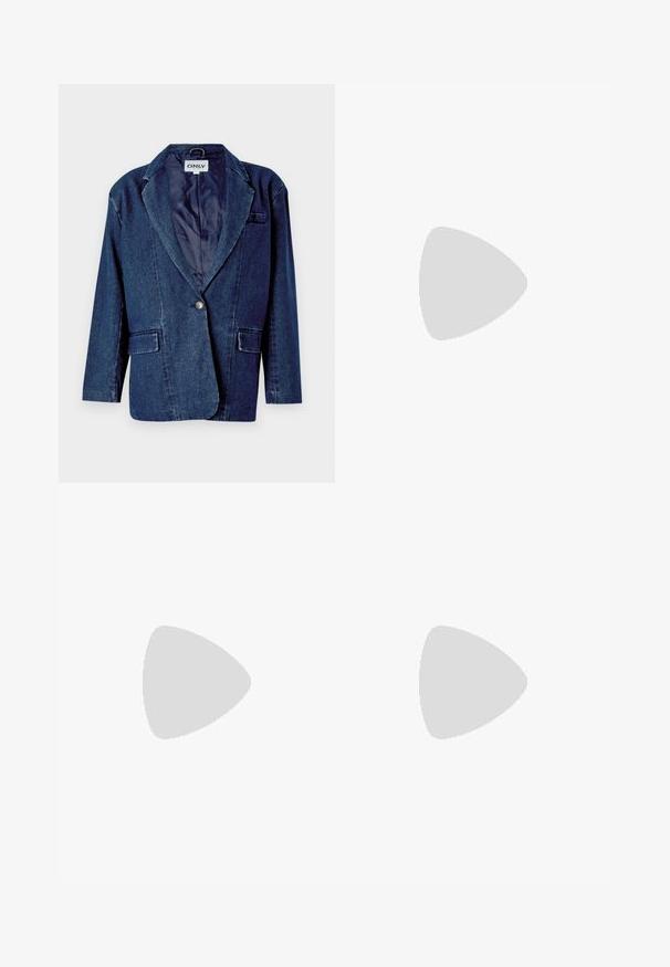 Tamno plavi traper sako s izrezanom reverom, jednim dugmetom, dva prednja džepa i glatkom unutrašnjom podstavom.; Crna majica kratkih rukava od glatkog materijala; ima drapirani izrez i asimetrični donji rub, uz prilagođeni kroj tijela.; Crne hlače ravnog kroja, s prednjim džepovima i bočnim prorezima na rubu. Izrađene od mekog i glatkog materijala. Pogodne za razne prigode.; Crne lakirane sandale na visoku petu s dva remena s kopčama, kvadratnim vrhom i masivnom blok petom, s glatkom, sjajnom teksturom.