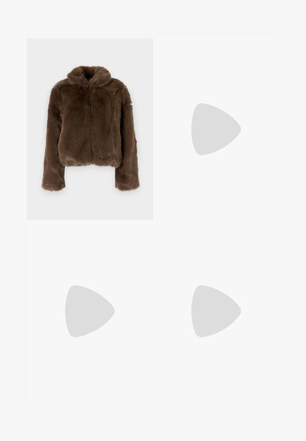 Modström LOUISAMD - Winterjas - cedar; Zwarte tanktop met dunne banden, geribbelde textuur en een ronde halslijn. Het materiaal lijkt zacht en aansluitend te zijn, met minimale naden en geen patronen.; Brunnen wijduitlopende broeken van stof, met een riem met een vierkante gesp, geplooid ontwerp en een gladde textuur.; Zachtroze slingback ballerina's met een spitse neus, gemaakt van een glad leerachtig materiaal. Bevat uitsnijdingen aan de zijkanten en heeft een platte hak.