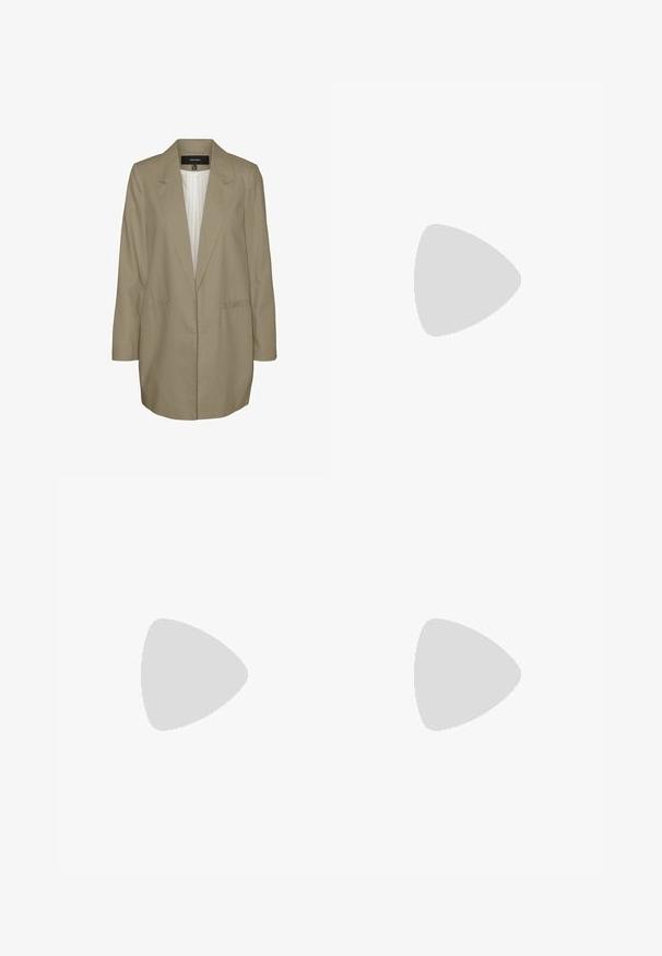 Jasno khaki marynarka o dopasowanej sylwetce, z klapami i dwoma bocznymi kieszeniami. Podszewka w pionowy prążek. Długie rękawy.; Czarny krótki top z długim rękawem, okrągłym dekoltem, gładkim wzorem i lekko zaokrąglonym dołem.; Bershka WIDE czarny; Bershka - Sandały na obcasie