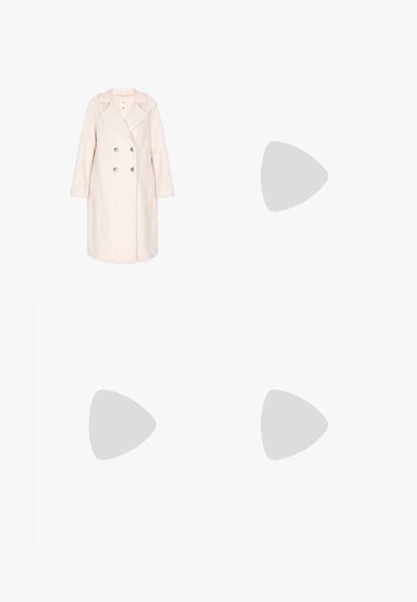 Dobbeltknappet frakke i blødt off-white stof, der har en tekstureret overflade, slidsekrave og sølvknapper. Lange ærmer og knælængde design.; Brun kortærmet t-shirt lavet af blødt stof, med rund halsudskæring og afslappet pasform. Ingen synlige mønstre eller detaljer.; Brune brede bukser med en glat tekstur, der har et sort bælte i taljen og sidelommer. Skræddersyet design og afslappet pasform.; Brune lædersandal med krydsende stropper, ankelspænde og en flad sål med minimale syninger.; Brun læder tote taske med en glat overflade, åben topdesign og to skulderremme. Har minimal syning og ingen synlig hardware.