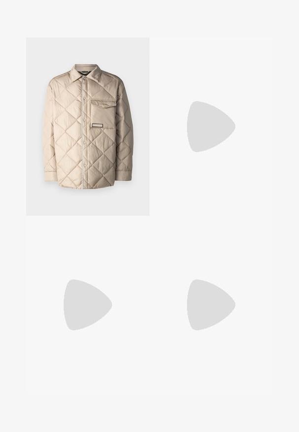 Giacca trapuntata beige con motivo a rombi, chiusura con bottoni a scatto, tasca sul petto e rifiniture a contrasto lungo i bordi.; Maglietta nera a maniche lunghe con colletto tondo. Realizzata in tessuto morbido, presenta un design semplice e una vestibilità normale senza alcun motivo o accentuazione visibili.; Pantaloni neri su misura con una texture liscia, caratterizzati da pieghe frontali, gambe dritte e tasche laterali. Design semplice e colore uniforme.; Sneaker bianco con accenti in camoscio, punta rotonda, lacci piatti e suola in gomma crema. Presenta un marchio verde sul tallone.