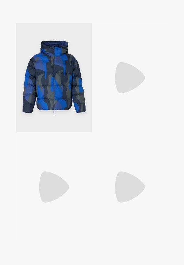 Padded jakna s kapuljačom, koja ima plavi i sivi apstraktni uzorak. Napravljena od sjajnog, laganog materijala, sa prednjim zatvaračem i elastičnim manžetama.; Crna pamučna majica s kratkim rukavima, okruglim izrezom i malom oznakom logotipa sprijeda koja sadrži simbole za njegu u bijeloj boji.; Crne trenirke izrađene od mekanog materijala, sa elastičnom trakastom, ravnim nogavicama i jednim malim logom sa strane.; Crne tenisice od mrežaste tkanine i kože, s debelim bijelim potplatom i kontrastnim detaljima. Šnure i logo detalj sa strane.