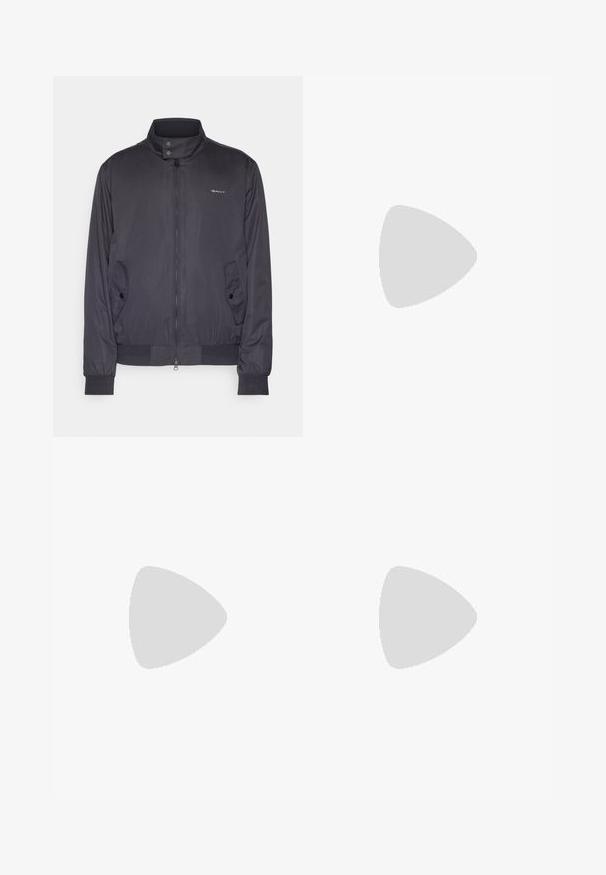 GANT LIGHTWEIGHT HARRINGTON - Giubbotto Bomber - black; Maglietta nera in cotone con collo a giro classico, maniche corte e due piccoli loghi bianchi "SAMSØE" sul lato sinistro del petto.; Jeans in denim nero con un design a gamba dritta, vita alta e stile classico a cinque tasche. Presentano una finitura pulita e cuciture resistenti.; Sneakers bianchi con texture perforata sulla punta, tomaia in pelle liscia, suola beige e un logo discreto sul tallone.