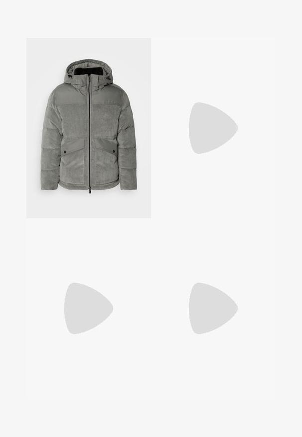 Grå kordfløjl pufferjakke med hætte, der har et glat øverste panel, to frontlommer og lynlås. Tekstureret stof med foret indre.; Sort turtleneck sweater lavet af blødt materiale, med lange ærmer og en tætsiddende pasform. Ribbet trim ved kanten og manchetter. Simpelt design.; Sorte denim jeans med lige snitdesign, der har en knap- og lynlås-lukning, fem lommer og subtile syninger.; Sorte læder snørestøvle med rund tå, glat tekstur, minimal syning og lav gummihæl. Logo på hælen.