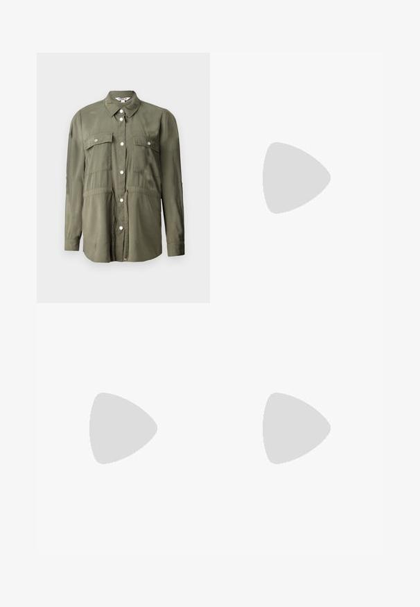 Olijfgroene shirt gemaakt van een zachte stof, met een knopenrij aan de voorkant, twee borstzakken met kleppen en lange mouwen.; Zwarte T-shirt met korte mouwen en een ronde hals, gemaakt van zachte katoenstof. Eenvoudig ontwerp, geen zichtbare logo's of patronen.; Zwarte, wijde broek van faux leer. Kenmerken zijn een hoge taille, riemlussen, twee voorkzakken en gestikte details.; Zwarte leren puntige pump met een enkelbandje en een chunky hak. Vlakke textuur, strakke vormgeving en minimalistische esthetiek.