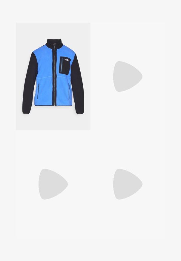 The North Face M YUMIORI FULL ZIP - Jakna od flisa - solar blue/black; Crna pamučna majica s kratkim rukavima, okruglim izrezom i malim bijelim logotipom na lijevoj strani prsa. Jednostavan dizajn, glatka tekstura i opušteni kroj.; Crne sportske hlače od lagane tkanine, s pojasom na vezanje, bočnim džepovima i suženim manžetama na gležnjevima.; Crne vanjske tenisice s gornjim dijelom od antilopa, teksturiranim gumenim potplatom i čvrstim sustavom vezanja. Imaju ojačan petni deo i logo brenda sa strane.