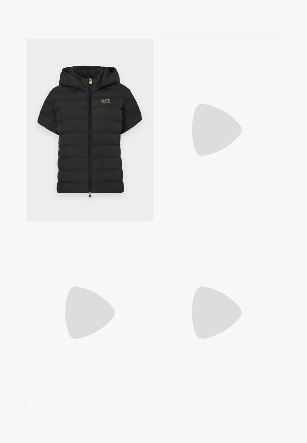 Czarna pikowana kurtka z krótkim rękawem i kapturem, z poziomą pikowaną fakturą, złotym logo na piersi oraz zamkiem błyskawicznym z przodu.; Biała bawełniana koszulka z okrągłym dekoltem i krótkimi rękawami. Zawiera czarne logo EA7 oraz paskowe akcenty w designie.; Jasno beżowe dresy z elastycznym pasem, sznurkiem i ściągaczami przy kostkach. Posiadają dwie boczne kieszenie oraz mały detal z logo.; Paul Smith DOVER biały