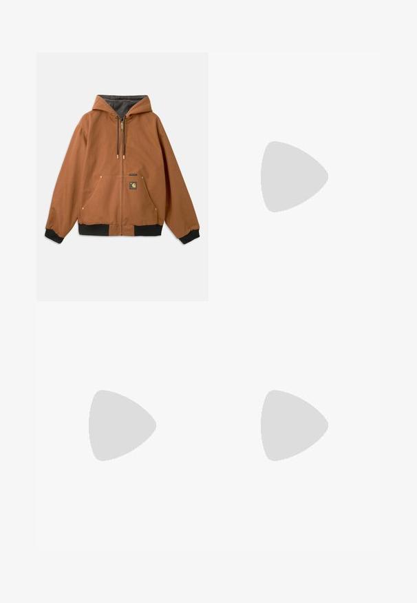 Hanorac maro cu fermoar și glugă, mansete negre ribbate, accente aurii la fermoar și un patch cu logo în față. Fabricat din material durabil.; Tricou alb din bumbac, cu guler rotund, mâneci scurte și croială lejeră. Dispune de un design simplu, fără modele sau accente.; Pantaloni largi de culoare crem, din bumbac, cu închidere cu nasture, bucle pentru curea și tiv cusut. Textură netedă, fără modele vizibile.; Cizmă de gleznă din întoarsă de culoare bej, cu guler negru căptușit, ochiuri din metal auriu, detalii de cusătură albă și talpă din cauciuc robustă, cu un model pronunțat.