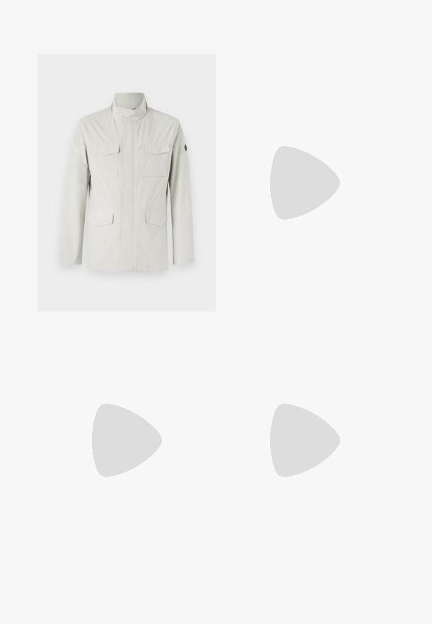 Chaqueta de longitud media de color claro que presenta un cuello alzado, cierre frontal con cremallera y cuatro bolsillos de parche. Tejido suave y resistente al agua.; Camiseta de algodón blanca con mangas cortas, escote redondo y una textura suave. No se observan patrones ni detalles.; Pantalones cargo rectos de color gris oscuro con cierre de botón y cuatro bolsillos con solapa, dos en los muslos y dos cerca de las pantorrillas.; Botín de cuero negro con textura lisa, punta redondeada y tacón bajo. Incluye un zipper lateral para facilitar el calzado.