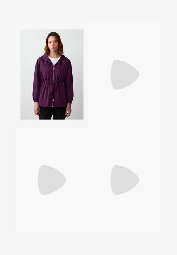 Paarse, lichtgewicht jas met capuchon, elastische taille en trekkoord. Voorzien van een ritssluiting aan de voorkant en twee zijzakken. Glad textuur.; Lichtblauw, lange mouwen, gebreide trui met een brede ronde halslijn, eenvoudig stijl, en ribgebreide manchetten en onderrand.; Bruine flared pants van een gladde stof met een strakke afwerking. Bevat een rits aan de voorkant en een nette tailleband.; Kniehoge zwarte leren laarzen met een slanke, puntige neus en een wiggle heel. Het oppervlak is glad met een glanzende afwerking.; Bordeaux lederen handtas met een gestructureerd ontwerp, korte handvatten, een gouden rechthoekige sluiting en een afneembare kwastaccent.