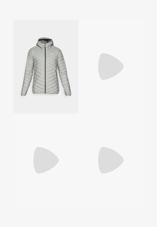 Salewa BRENTA - Dūnu jaka - shadow; Balta kokvilnas T-kreklā ar īsām piedurknēm un ribotu apkakli, kas rotāta ar zaļām un melnām svītrām; neliels zaļš izšūts logo kreisajā krūtī.; Gaiši zili džinsi, kas izgatavoti no denima, ar taisnu griezumu, piecu kabatu dizainu un redzamu pogu aizdari ar kontrastējošiem diegiem.; Baltas sporta apavi ar gludu virsmu, ar zaļu akcentu uz papēža un mazu izšūtu krokodila logo sānos.