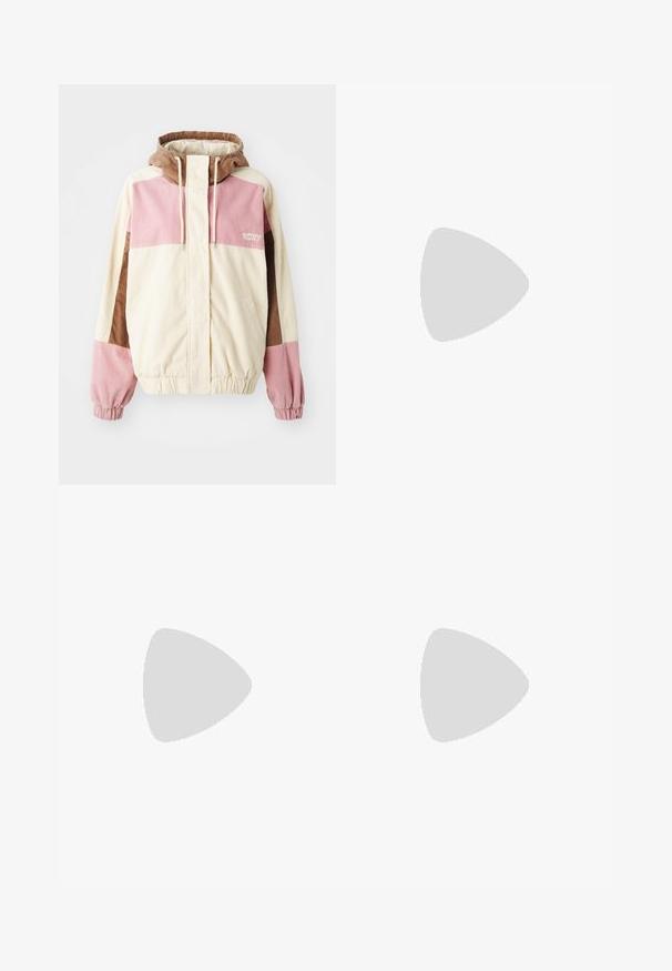 Kordfløjl jakke i creme, lyserød og brun. Har hætte, elastiske manchetter og en afslappet pasform. Roxy logo på forsiden.; Hvid bomulds T-shirt med rund halsudskæring, der prydes af et stort blåt "Roxy"-logo trykt over brystet. Korte ærmer, almindelig pasform.; Bredde ben, flødefarvede bukser med elastisk talje og snor. Glat, let linnedstof uden synlige mønstre eller hardware.; Herresko i lysegrå ruskind med hvide snørebånd, gummisål i brun farve, med stitched detaljer og perforerede udsmykninger.
