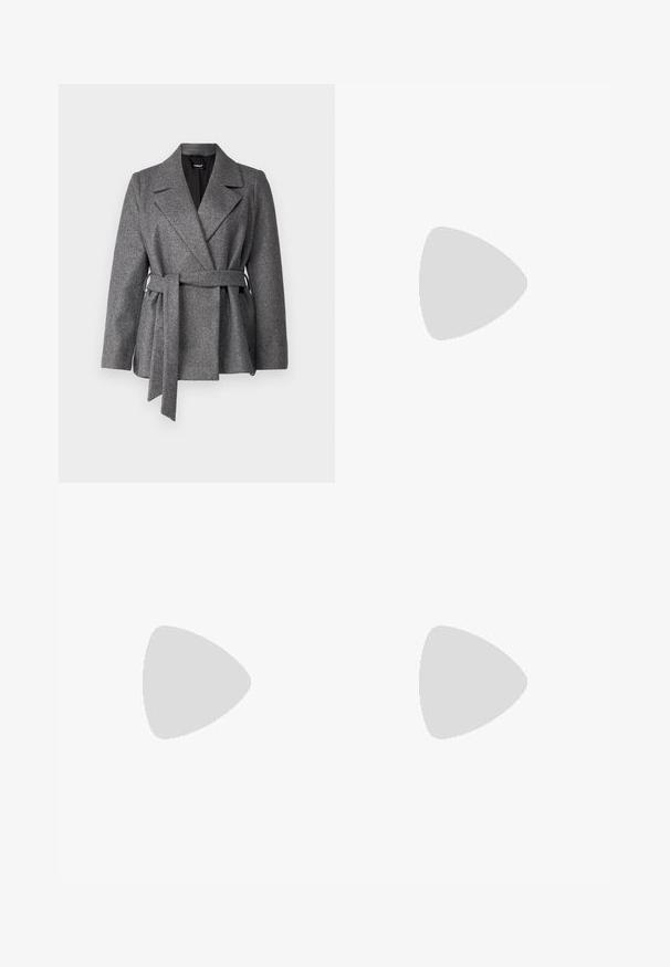 Sivý kabát z textilnej tkaniny, s dlhými rukávmi a šálovým golierom, so zaväzovaním v páse pre uzatvorenie.; Even&Odd Petite 2 PACK - Top - light grey/black; ONLY Petite ONLMADISON BLUSH WIDE - Široké nohavice - dark blue denim; Čierne lakované kožené mokasíny s masívnou čiernou podošvou a zlatými detailmi. Hladká textura a design so zaoblenou špičkou.; Strieborné kovové náušnice vo forme kruhov s brúsenou textúrou, so zaobleným dizajnom a priehľadným zarážkou pre bezpečné nosenie.