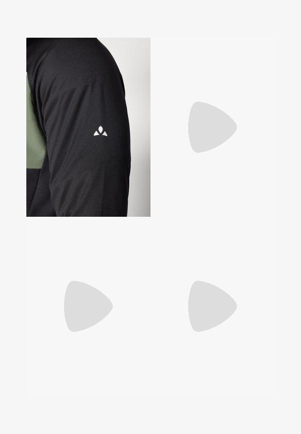 Maglietta nera a maniche lunghe con accento verde sulla spalla, realizzata in un tessuto testurizzato e dotata di un piccolo logo bianco sulla manica.; T-shirt bianco in cotone con maniche corte, colletto rotondo e un piccolo logo nero Columbia sul petto sinistro. Design semplice e morbido.; Columbia ESSENTIAL HIKE™ PANT - Pantaloni outdoor - black; Scarpa da trail running nera con tomaia in mesh e sintetico, suola testurizzata, punta rinforzata e logo prominente sul lato.